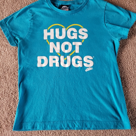 Local Celebrity Hugs Not Drugs Size Medium - Picture 7 of 11